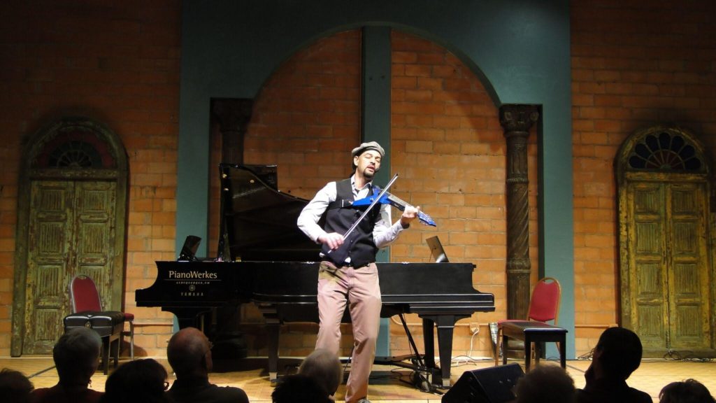 Robb Janov Violinist at Chatter